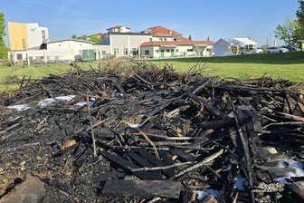 Unbekannte zünden Hexenfeuer-Haufen in Werdau an: Gefeiert wird trotzdem - In der Nacht zu Mittwoch haben Unbekannte den Hexenfeuer-Haufen nahe dem Hotel Friesen angebrannt.