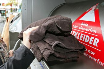 Unbekannte zünden in Chemnitz Altkleidercontainer an - Unbekannte haben in Chemnitz den Inhalt eines Altkleidercontainers in Brand gesetzt.