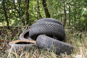 Unbekannte zünden in Obermylau Altreifen an - Feuer greift auf Garage über - Altreifen wurden am Dienstagabend in Obermylau in Brand gesteckt.