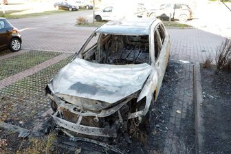 Unbekannte zünden Mazda an -