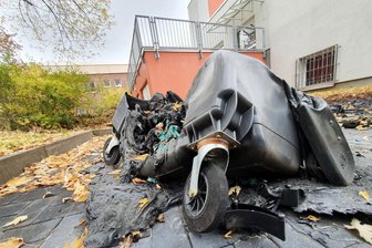 Unbekannte zünden Müllcontainer an -