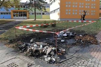 Unbekannte zünden Mülltonnen an - An der Ernst-Enge-Straße brannte in der Nacht zu Freitag ein Müllcontainer ab.
