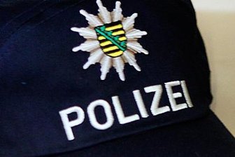 Unbekannter bedroht Frau mit Messer und erpresst Handtasche - 