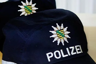 Unbekannter besprüht Mädchen mit weißem Pulver -