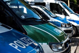 Unbekannter entblößt sich vor 20-Jähriger - Zeugengesuch -