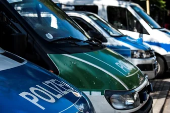 Unbekannter entblößt sich vor 20-Jähriger - Zeugengesuch -