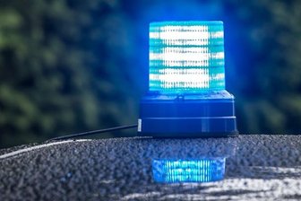 Unbekannter entreißt Seniorin die Handtasche -