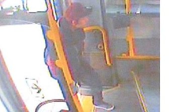 Unbekannter erpresst Handy von zehnjährigem Jungen - Polizei sucht per Fotos nach Täter - 