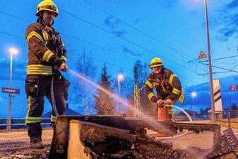 Unbekannter fackelt Bücher ab - Am Dienstagabend steckten Unbekannte einen Holzschrank mit Büchern in Brand, der zuvor im Wetterschutzhäuschen des Bahnhofs Limbach aufgestellt war.