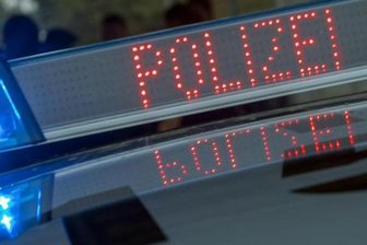 Unbekannter fährt Fußgänger an und flüchtet -