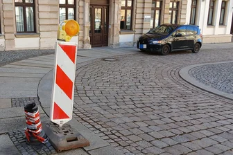 Unbekannter fährt Laterne auf dem Werdauer Markt um - Die durch einen Unbekannten umgefahrene Laterne auf dem oberen Markt in Werdau wurde abmontiert.