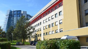 Unbekannter greift Klinikmitarbeiter an - vier Verletzte -