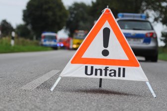 Unbekannter Pkw-Fahrer bringt in Schönheide 15-Jährigen auf einer Simson zu Fall und flüchtet - Zeugen eines Unfalls in Schönheide sucht das Polizeirevier Aue.