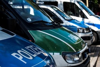 Unbekannter raubt 26-Jährige aus - Polizei sucht Zeugen - 
