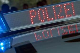 Unbekannter schubst junge Frau vor U-Bahn -