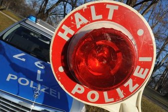Unbekannter Skoda-Fahrer fährt in Geyer auf Polizistin zu - 