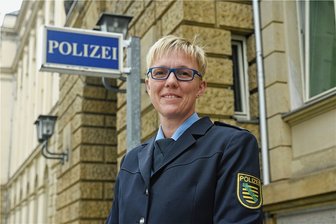 Unbekannter soll Mädchen in Freiberg angesprochen haben - Was sagt die Polizei dazu? - Jana Ulbricht, Erste Polizeihauptkommissarin, ist Pressesprecherin der Polizeidirektion Chemnitz. Sie sagt: "Wenn es aussieht, als würde das Kind bedrängt, sollte man es unterstützen und/oder zumindest die Polizei verständigen."