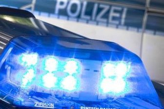 Unbekannter stiehlt Seniorin die Handtasche -