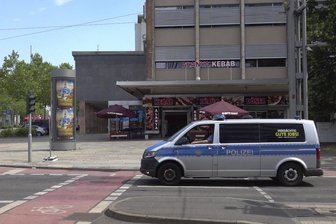 Unbekannter verletzt zwei Opfer mit Messer - Vor diesem Lokal an der Brückenstraße fand in der Nacht zum Samstag eine gewalttätige Auseinandersetzung statt. Am Sonntag folgte dort die nächste.