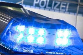 Unbekannter versucht Handtasche zu stehlen und schlägt Opfer -