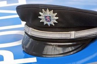 Unbekannter wirft in Plauen Lattenrost aus Fenster und trifft Auto - Ein an der Heubnerstraße in Plauen abgestellter VW ist zwischen Samstagnachmittag und Sonntagvormittag durch einen Lattenrost beschädigt worden.