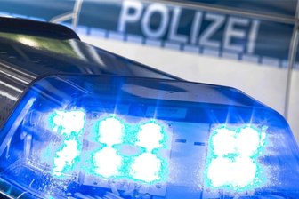 Unbekanntes Paar stiehlt Schmuck aus Falkensteiner Juweliergeschäft - Nach dem Diebstahl in einem Falkensteiner Geschäft sucht die Polizei nach Zeugen.