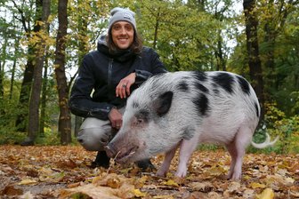 Unbekümmert, kreativ, legendär: Eishockey-Profi Patrick Pohl verkündet Karriere-Ende - Legendär in Crimmitschau: Patrick Pohl und sein Hausschwein „Pumba“.