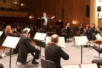 Unbeschwerte Musikstücke in finsterer Jahreszeit - Die Erzgebirgische Philharmonie unter der Leitung von Jens Georg Bachmann gastierte im Auer Kulturhaus mit "Winterserenaden". 