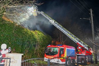 Unbewohntes Haus im Döbelner Ortsteil Ziegra niedergebrannt - Zu einem Großeinsatz der Feuerwehr kam es in der Nacht zu Freitag im Döbelner Ortsteil Ziegra.
