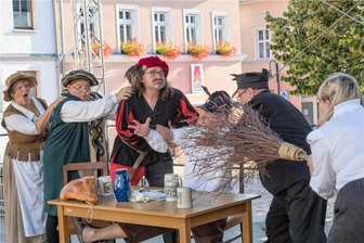 Und ab ins frühe Mittelalter: Wer will in Rodewischs Sage vom „Roten Wisch“ mitspielen? - Ein halbes Dutzend historische Theaterstücke hat Ekkehard Glaß (3. von links) für das Auerbacher Altmarktfest geschrieben und inszeniert. Immer spielten auch Lokalpolitiker mit. Ob das in Rodewisch auch so sein wird?
