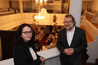 „Und dann kam der Krieg" – Emotionaler Vortrag einer Erzgebirgerin, die in der Ukraine lebt - Nicole Borisuk am Dienstag kurz vor dem Vortrag in Geyersdorfer Kirche im Gespräch mit Pfarrer Martin Seltmann. Am Mittwoch war sie in Scheibenberg zu Gast, und am Freitag spricht sie dann noch in der Kirche in Sehma. Beginn ist 19.30 Uhr.