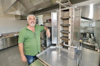Und er eröffnet doch: Start-Datum für Kebap in Fliegerbauer-Haus am Zwickauer Hauptmarkt steht fest - Das Herzstück des Lokals, der Holzkohlegrill, ist zur Freude von Inhaber Mehmet Kaplan endlich eingebaut worden.