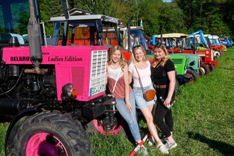 Und ewig lockt die Landmaschine: 5000 Besucher beim Russentreffen am Sachsenring - Sarah Eilenberger, Fabienne Herzog und Elisabeth Schneider (v.l.) an der inoffiziellen Belarus "Ladies Edition".