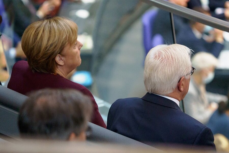 Und Merkel schaut nur zu - Auf einer Tribüne oberhalb des Plenarsaals hat Angela Merkel zusammen mit Bundespräsident Frank-Walter Steinmeier Platz genommen. Dieser wird der Bundeskanzlerin an diesem Dienstag später im Schloss Bellevue die Entlassungsurkunde überreichen. 