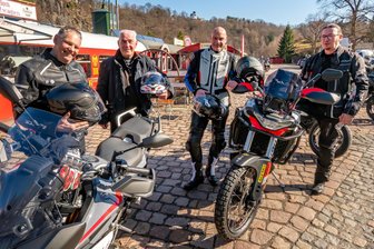 Und plötzlich Frühling: Erzgebirger zwischen Motorradausflug und Skiabfahrt - Frieder Metzler, Hans-Peter Blockus, Sven Wittrisch und Marcel Eichner (v. l.) vor dem Imbiss am Zughotel in Schönbrunn. Der hat sich in der Bikerszene als Treffpunkt etabliert.