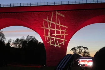 Und plötzlich Licht-Mikado im Vogtland: „Einfach nur geil“ – doch wie reagiert die Autobahn-Aufsicht? - Licht-Mikado-Test in bewegten Bildern an der Weißensander Autobahnbrücke – obwohl der Pfeiler nur kurz illuminiert war, gab es prompte Reaktionen.