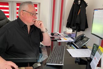 Und plötzlich Werteunion-Landeschef: Ein Heinsdorfer Unternehmer macht sich nun auf den Weg nach Dresden - Heiko Petzoldt in seinem IWS-Firmenbüro in Unterheinsdorf. Dort gingen am Montag zahlreiche Glückwünsche ein. Der 50-jährige Unternehmer ist der erste Vorsitzende des Werteunion-Landesverbandes Sachsen – und will nun nach Dresden.