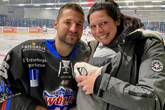 "Und sie hat leise ,Ja' gesagt" - Adrenalin und Freude pur: Roy Hähnlein hat seiner Freundin Cindy vorigen Sonnabend vor dem Heimspiel seiner Wölfe einen Heiratsantrag gemacht. Dicht bei Mama mit dabei war die gemeinsame Tochter Anni. 