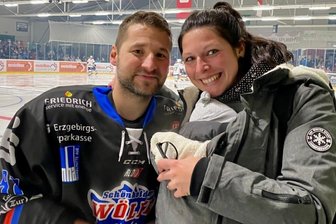 "Und sie hat leise ,Ja' gesagt" - Adrenalin und Freude pur: Roy Hähnlein hat seiner Freundin Cindy vorigen Sonnabend vor dem Heimspiel seiner Wölfe einen Heiratsantrag gemacht. Dicht bei Mama mit dabei war die gemeinsame Tochter Anni.