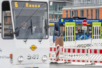 Und täglich grüßt das Murmeltier: Schon wieder steckt ein Auto im Gleisbett der Straßenbahn fest - Die Baustelle an der Neuen Elsterbrücke ist ein neuralgischer Punkt für die Straßenbahn. Steckt dort ein Auto fest, gibt es Verspätungen auf allen Linien.