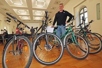 „Und zum Dritten!“ - warum ein Reichenbacher gleich acht Fahrräder ersteigert hat - Acht auf einen Streich: Benny Neupfleger hat jede Menge Räder ersteigert.