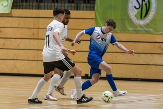 Undankbarer 4. Platz der Annaberger Fußballer schont das Portemonnaie des Vorsitzenden - Aaron Küttner (r.), hier gegen Handwerk Rabenstein, war bei der Futsal-Endrunde erfolgreichster Torschütze des VfB Annaberg.