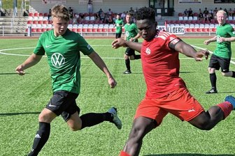 Underdog schmeißt FSV raus - Die Stollberger um Lamin Badjie (r.) hatten gegen Burkhardtsdorf zwar seltener den Ball, setzten sich am Ende aber dennoch mit 2:0 durch und zogen in in die zweite Runde des Erzgebirgspokals ein. 