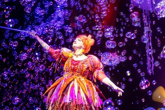 „Underwater Bubble Show“ in Chemnitz: Für eine Stunde dem Alltag entfliehen - Mit farbigem Licht und unzähligen Seifenblasen entsteht eine fantasievolle Unterwasserwelt – ganz ohne gesprochene Worte.