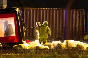 Undichter Säure-Behälter sorgt für Großeinsatz in Glauchau -