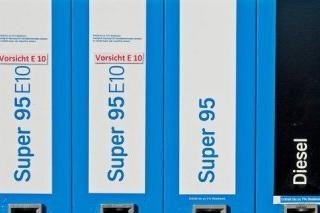 Uneinigkeit über Autohersteller-Garantie bei E10 - Während Regierung und Autoindustrie den Berliner E10-Gipfel als Erfolg feiern, sind Verbraucherschützer enttäuscht. Es sei noch immer nicht klar, wer zahle, wenn E10 ein Auto beschädige, beklagt der Verbraucherzentrale Bundesverband.