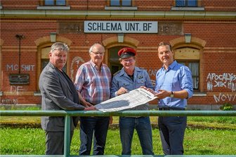 Unentdeckte Orte: Auf Tour durch den fast vergessenen Bahnhof Niederschlema - Vier Männer, die auf verschiedene Weise mit dem Bahnhof in Bad Schlema verbunden sind (von links): Steffen Möckel, dessen Vater dort Fahrdienstleiter war, Stephan Salzer, ehemaliger Technologe im Bahnbetriebswerk Aue, Bernd Wünsch, Fahrdienstleiter, und Oliver Titzmann, Ortschronist und Ortsvorsteher von Bad Schlema.