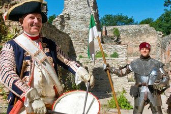 Unentdeckte Orte: Hartensteiner Schloss - Mittelalter wird lebendig - Joachim Böttcher vom Verein "Schlosswache 1757 zu Schönburg-Glauchau" (oben links) und Jörg Schneider vom Verein "Compagnia degli Scoiattoli Neri" vor ihrer Stammburg. Sie gehören wie die Vereinschefin Hertha Sellmair (unten Mitte mit neuen Schlüsseln vor altem Tresor) zum Förderverein "Schlossruine Hartenstein". Die alte Rüstkammer ist schon wieder hergerichtet (unten links). Das Modell rechts zeigt, wie das Schloss vor seiner Zerstörung 1945 aussah.