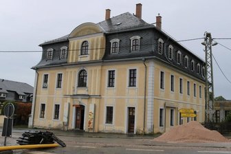 Unentdeckter Geheimgang im Erzgebirge: Ist das Rätsel jetzt gelöst? - Die Spuren der Bauarbeiten beim Patrizierhaus sind noch zu sehen.