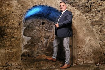 Unentdeckter Geheimgang im Erzgebirge: Lösen Bauarbeiter jetzt das Rätsel? - Volkmar Viehweg im Keller des Patrizierhauses. Was befindet sich hinter dieser zugemauerten Nische?